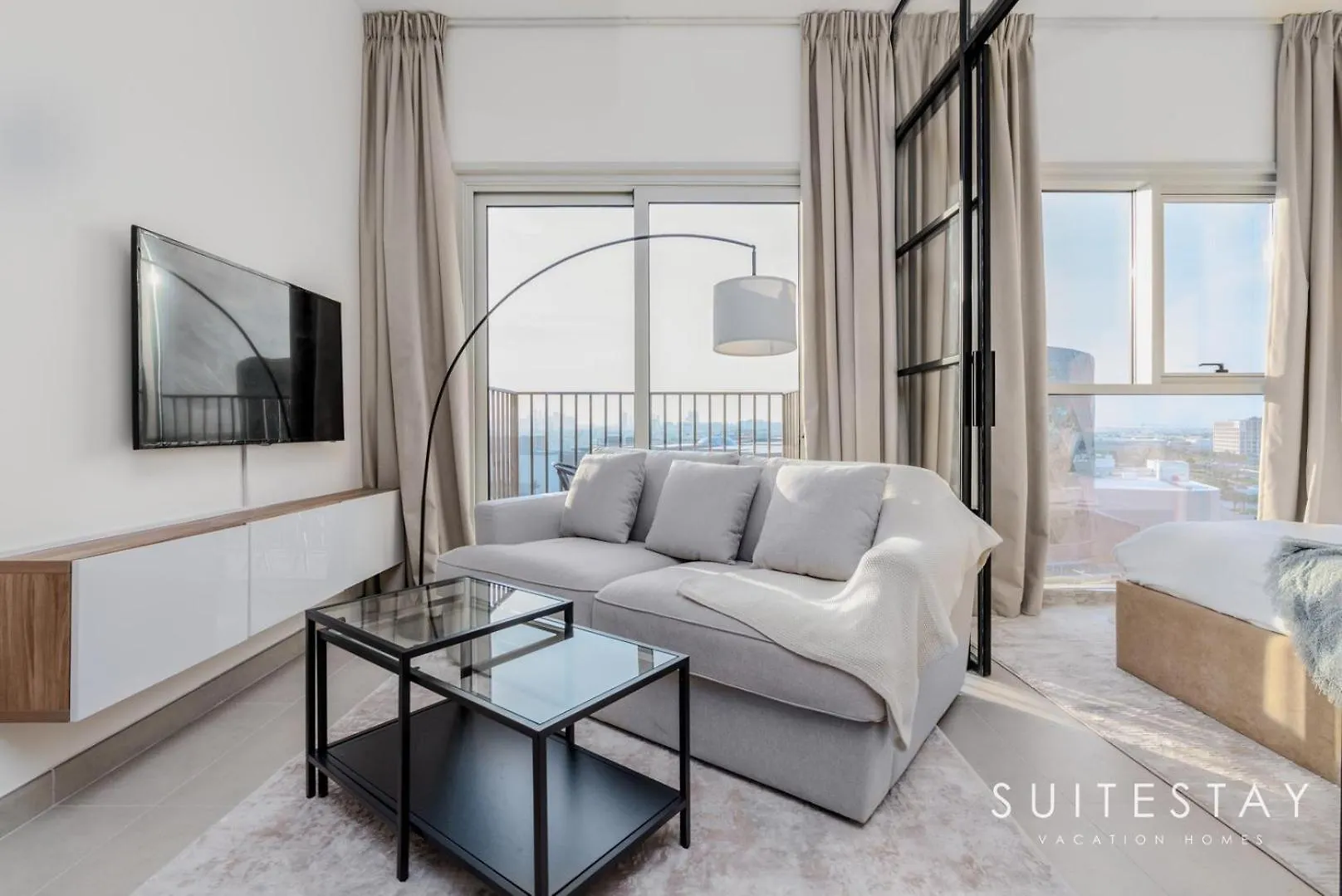 Chic Bright One Bedroom Suite Dubai